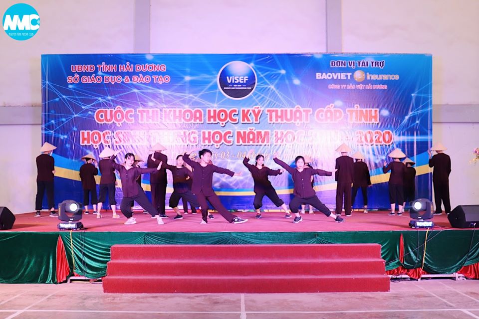 Tiết mục múa hay của các em học sinh lớp 10 Anh 19-22